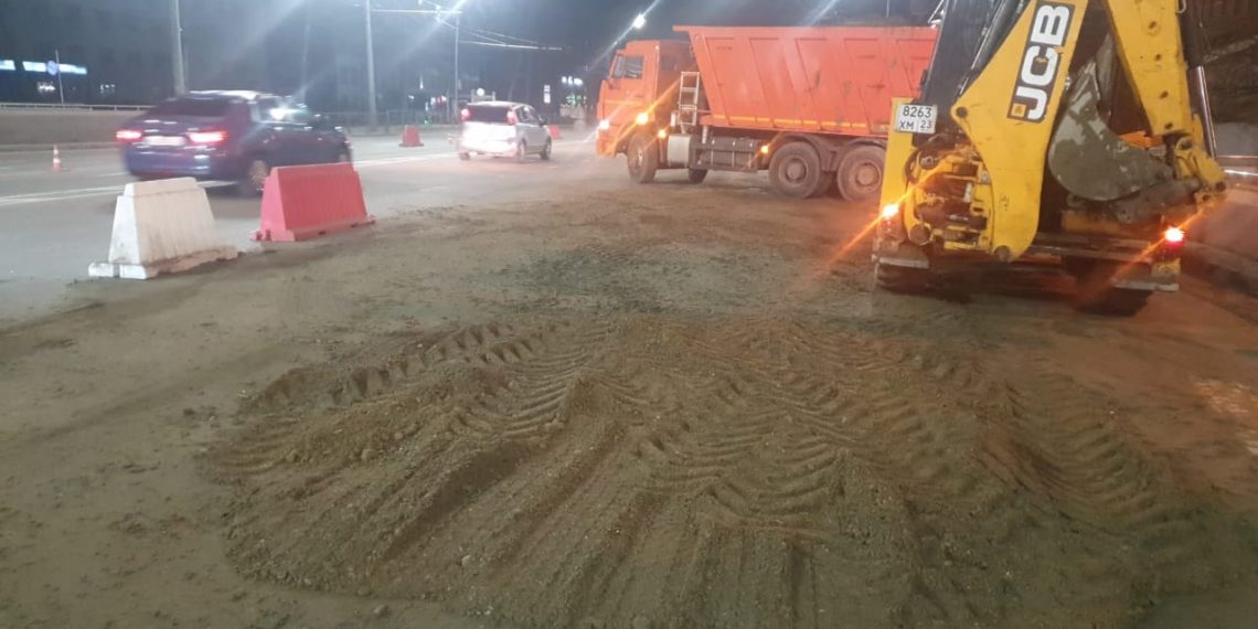 В Краснодаре засыпали яму на дороге