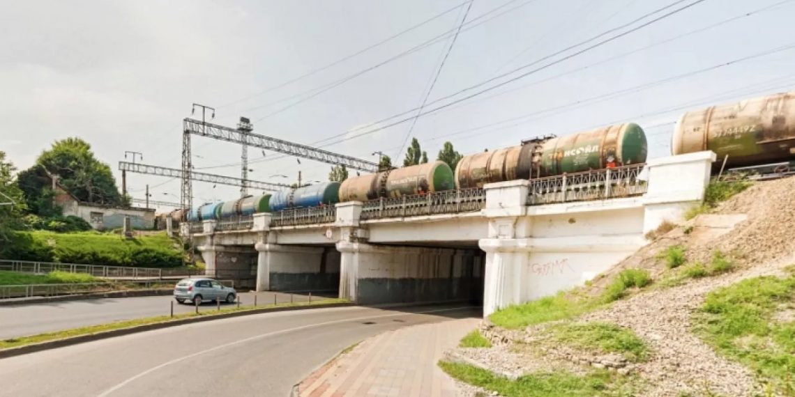 В Краснодаре пять дней будут перекрывать дорогу под мостом
