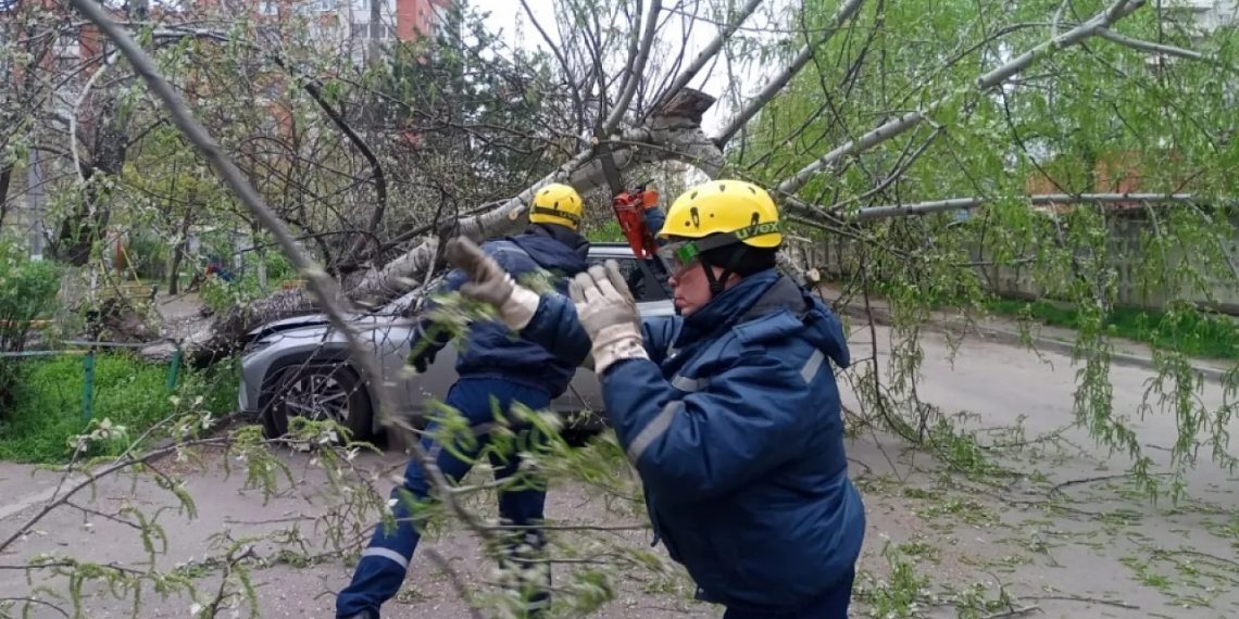 В Краснодаре рекламный щит упал на человека
