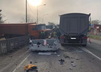 На Кубани столкнулись три грузовика: погиб человек