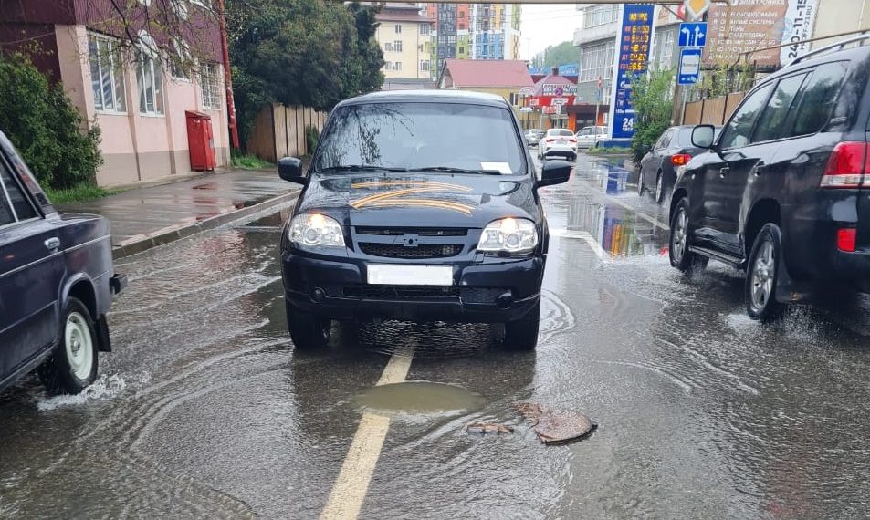 Центр Адлера залило нечистотами