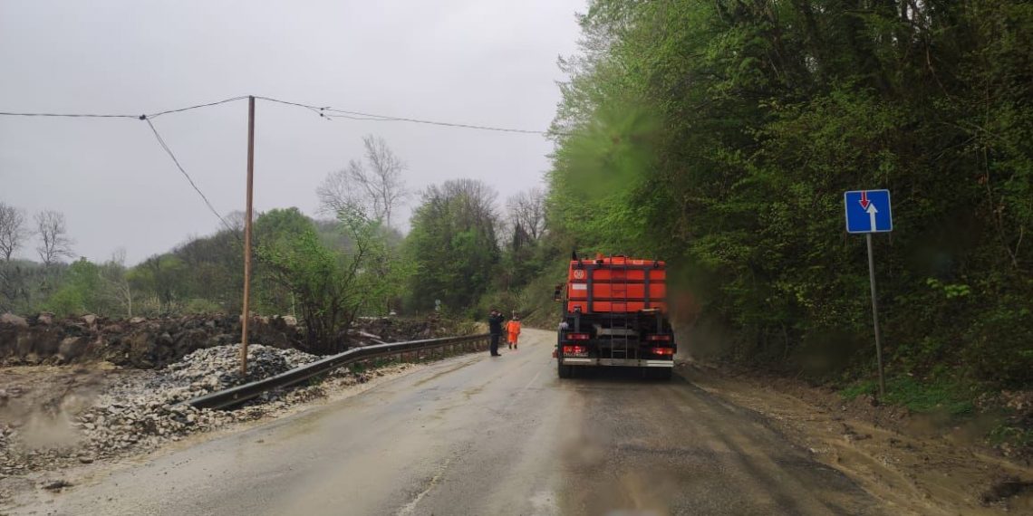 Дорогу в Сочи расчистили от оползня