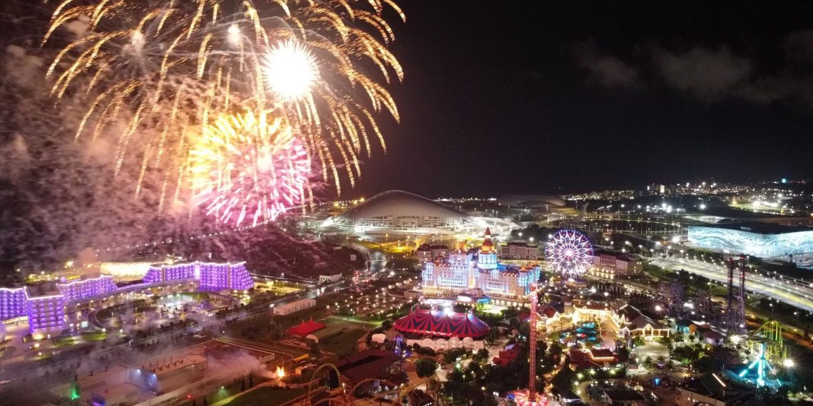 В афишу майских праздников в Сочи Парке включат ежедневный фейерверк