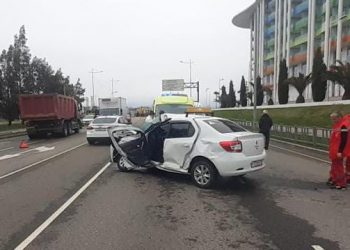 В Сириусе грузовик врезался в Renault: пострадали два человека