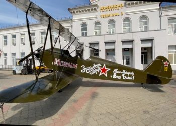 В аэропорту Краснодара установили макет бомбардировщика ПО-2