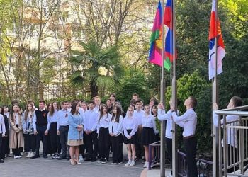 Перед началом уроков в сочинских школах начали поднимать флаг России