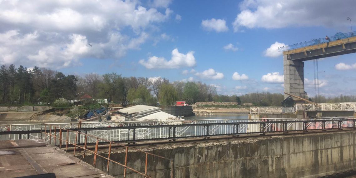 На Федоровском гидроузле повредилось пять пролетов дороги
