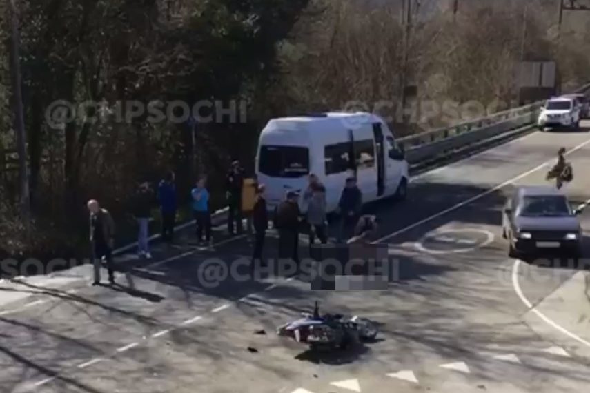 В Сочи мотоциклист врезался в микроавтобус и погиб