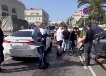 В Сочи столкнулись два авто: пострадала девушка