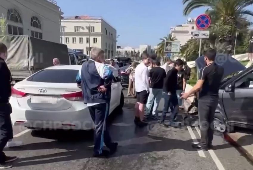 В Сочи столкнулись два авто: пострадала девушка