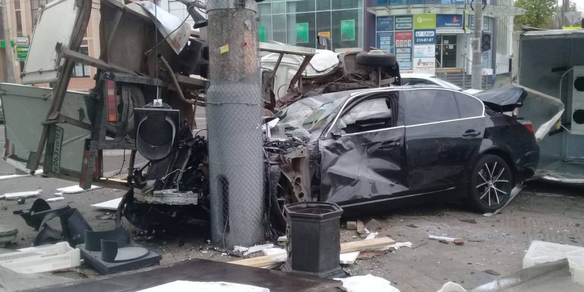 В Краснодаре BMW врезался в «Газель»: пострадали оба водителя