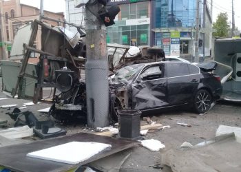 В Краснодаре BMW врезался в «Газель»: пострадали оба водителя