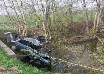 На Кубани «девятка» упала в канал: погибли два 18-летних парня