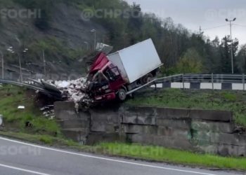 В Сочи опрокинулась фура: пострадал пассажир