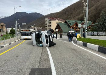 В Сочи микроавтобус врезался в Volkswagen и опрокинулся