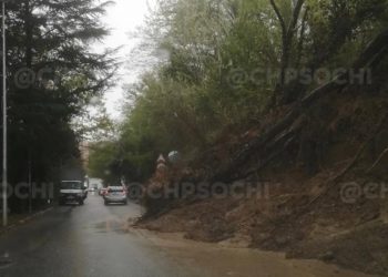 На дорогу в Сочи сошел оползень