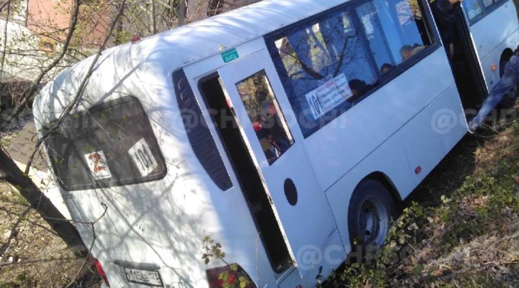 В Сочи автобус с пассажирами скатился в кювет