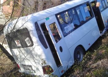 В Сочи автобус с пассажирами скатился в кювет