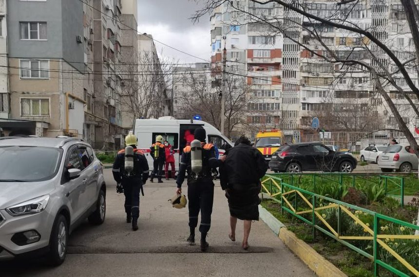 В Новороссийске горел дом: эвакуировали 40 человек