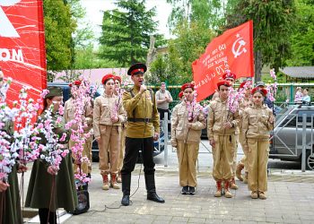 В Сочи проходит акция «Парад у дома ветерана»
