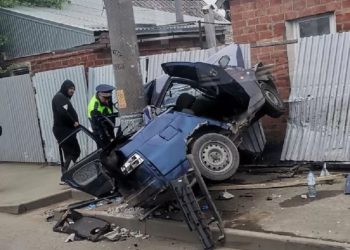 В Краснодаре «десятка» врезалась в столб: погибла девушка