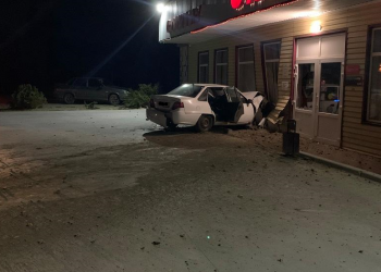 На Кубани пьяный водитель протаранил магазин: пострадал пассажир
