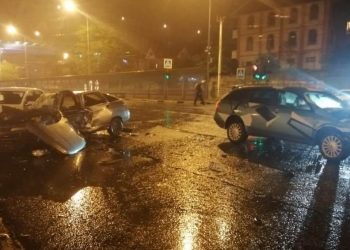 В Сочи столкнулись три авто: пострадали два человека