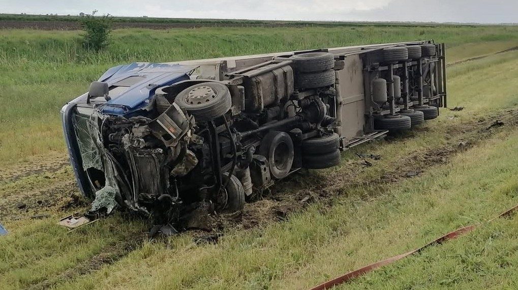 На Кубани водитель Chevrolet врезался в грузовик и погиб