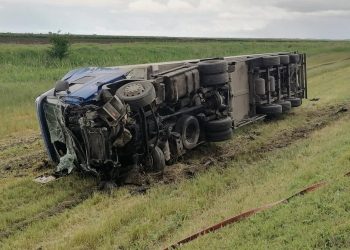 На Кубани водитель Chevrolet врезался в грузовик и погиб