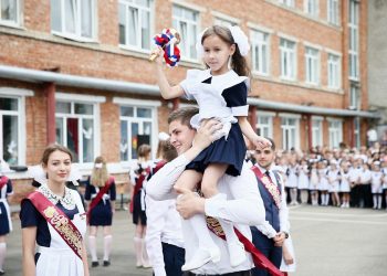 Последний звонок на Кубани прозвенит для 88 тысяч выпускников