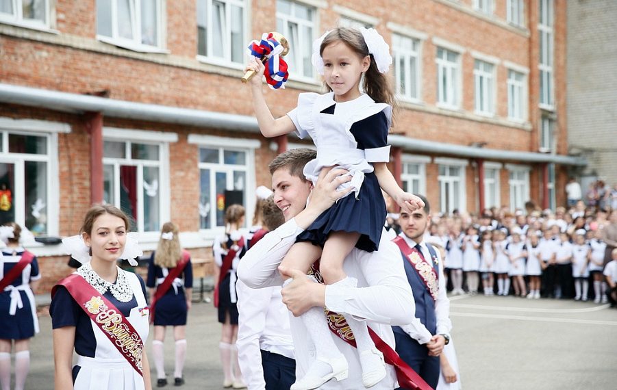 Последний звонок на Кубани прозвенит для 88 тысяч выпускников