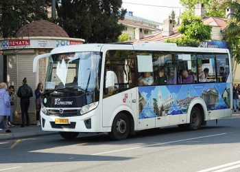 В Сочи ко Дню города украсили общественный транспорт