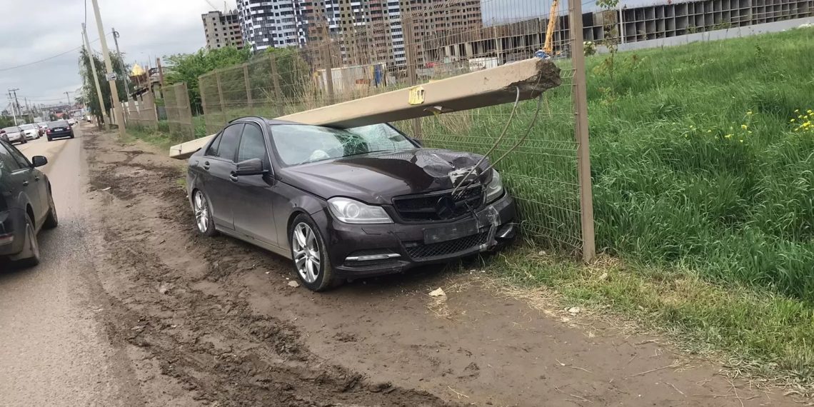 В Краснодаре столб упал на Mercedes, который в него врезался