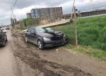 В Краснодаре столб упал на Mercedes, который в него врезался