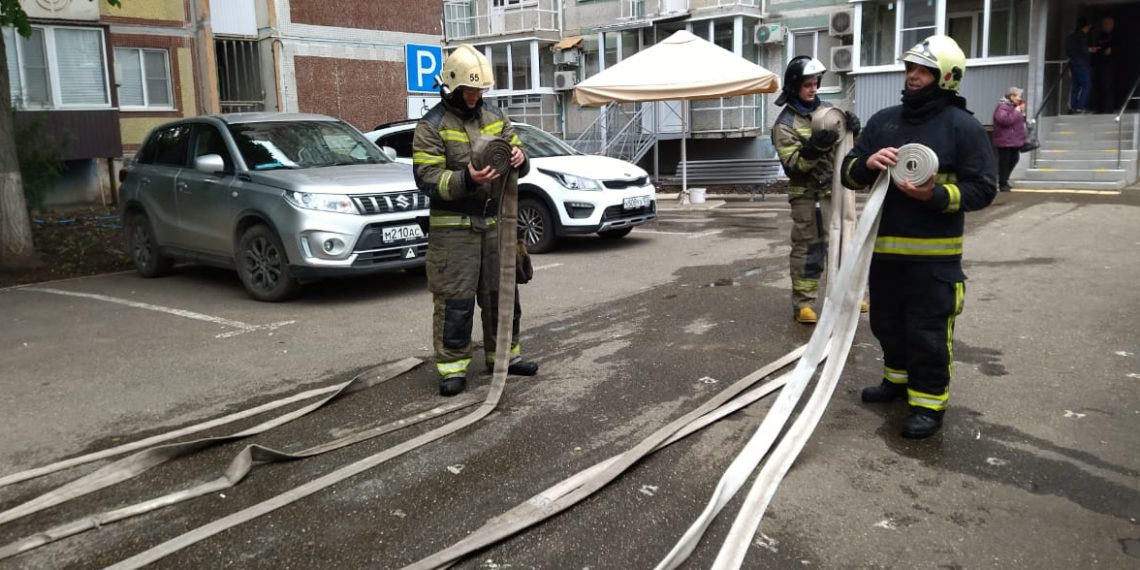 В Краснодаре горел подвал: эвакуировали 164 человека