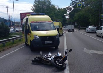 В Сириусе мотоциклист сбил девушку: оба в больнице