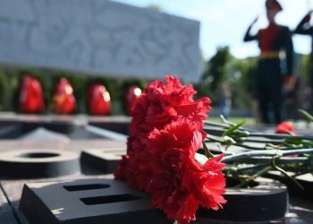 В Краснодаре возложили венки и цветы к «Вечному огню»