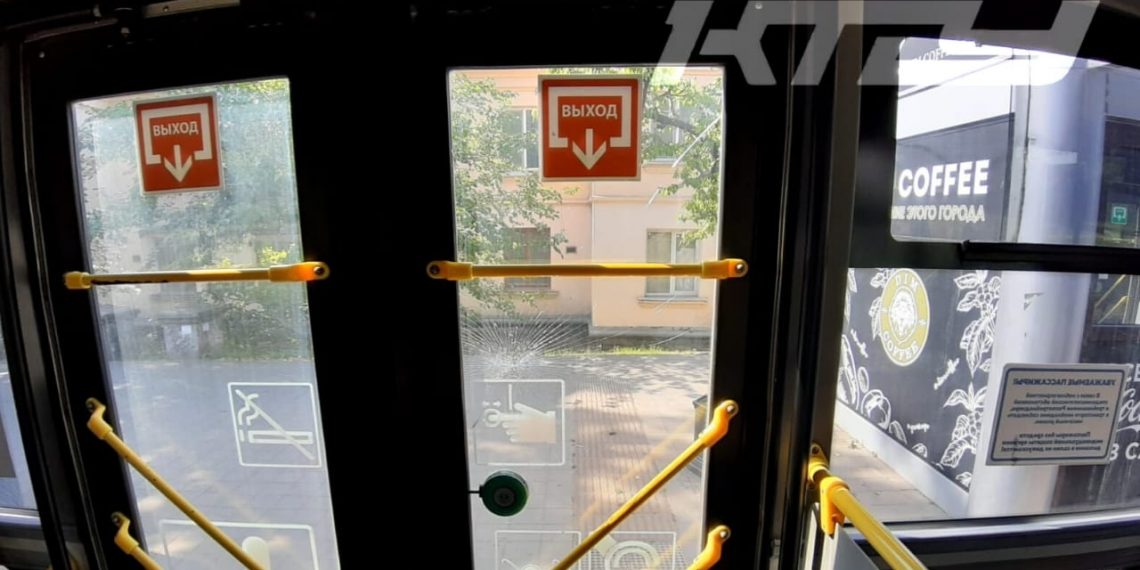 В Краснодаре дебошир громил троллейбус и угрожал водителю