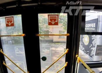 В Краснодаре дебошир громил троллейбус и угрожал водителю