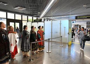 В День города гостей Сочи встречают песнями и караваем