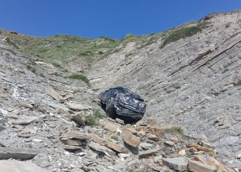 В Анапе машина рухнула с обрыва: внутри была женщина
