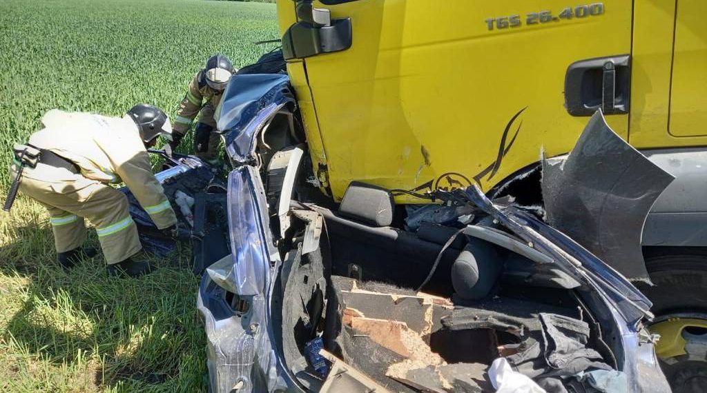 На Кубани Mazda врезалась в MAN: погибли три человека