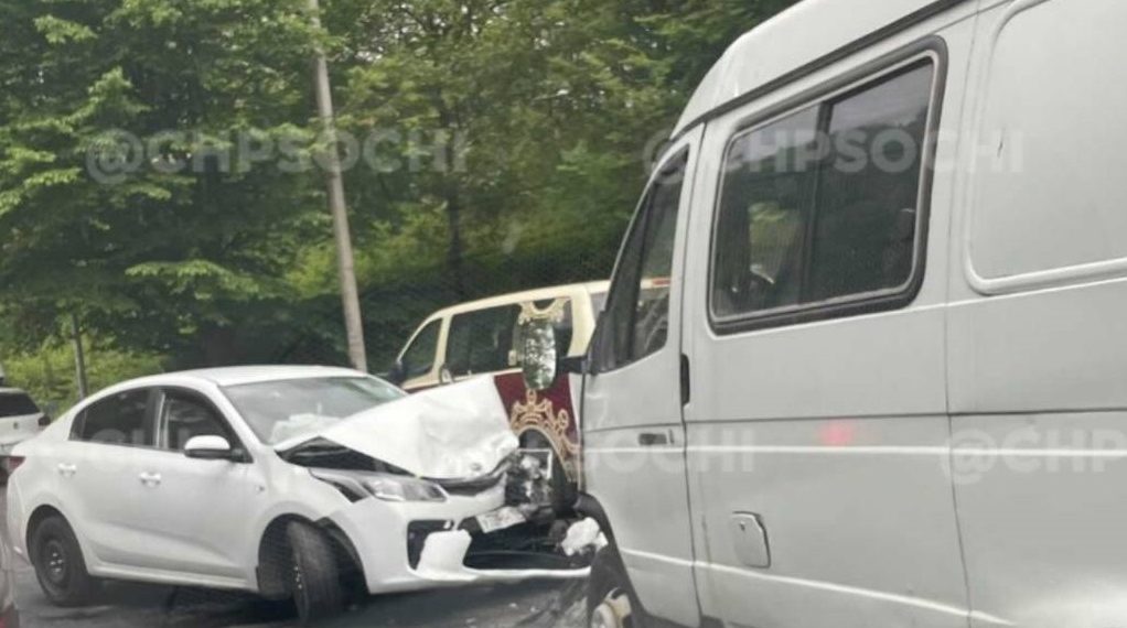 В Сочи легковушка врезалась в «Газель»: пострадал один человек