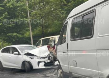 В Сочи легковушка врезалась в «Газель»: пострадал один человек