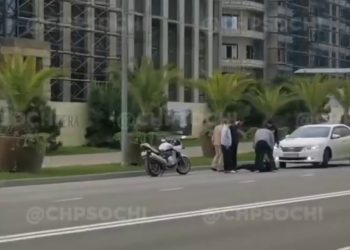 В Сириусе легковушка сбила мотоциклиста