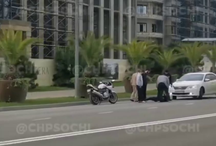 В Сириусе легковушка сбила мотоциклиста