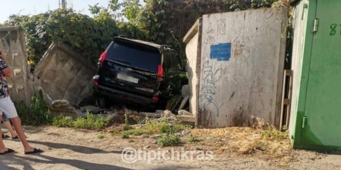 В Краснодаре ребенок на Land Cruiser снес забор