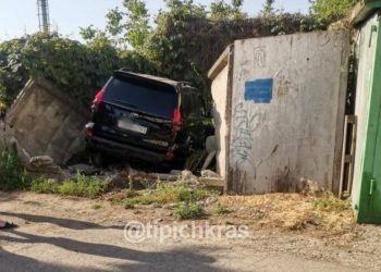 В Краснодаре ребенок на Land Cruiser снес забор