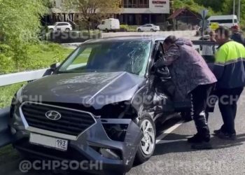 В Сочи Hyundai врезался в автобус: пострадала женщина