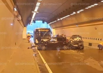 В Сочи автобус врезался в три авто: пострадала девушка